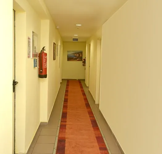 Crown Hotel 2*